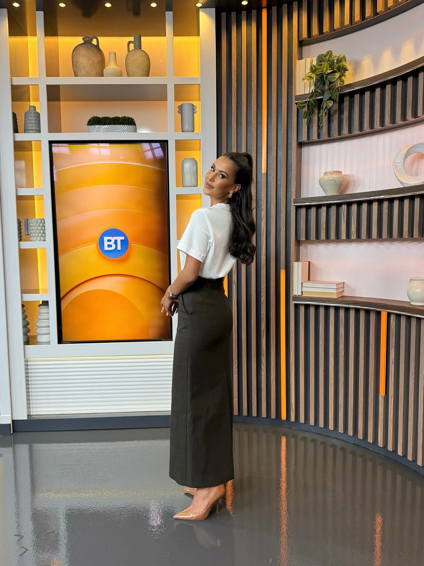 fashion school is back in session! ✏️🎥⭐️ sharing how to rework celebrity-favourite summer trends into your fall wardrobe on @breakfasttelevision with @itsdevobrown 

brands featured: @honeystores @dynamiteclothing @reformation @aldo_shoes 

models: 