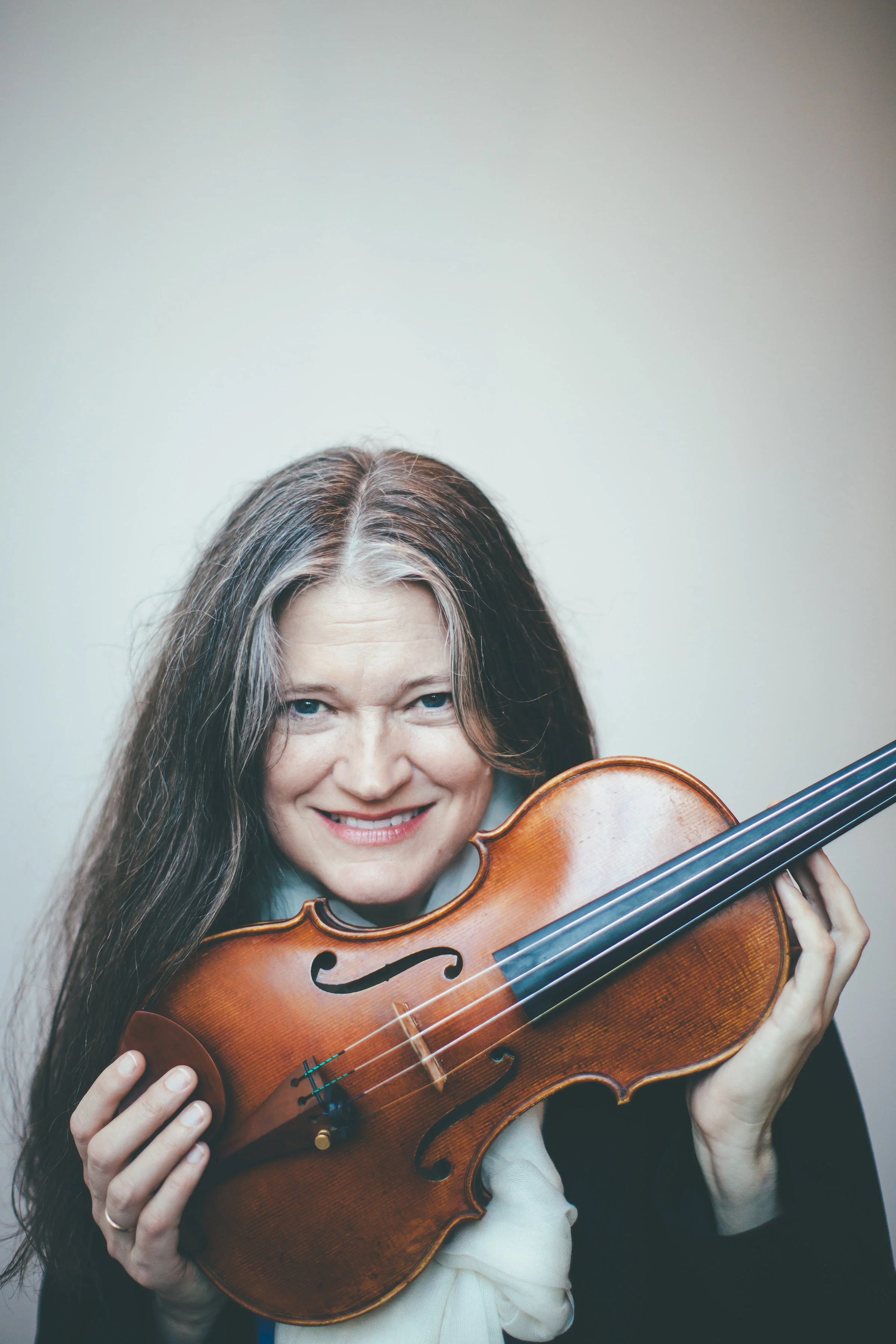 Anna holdingviolin23.jpg