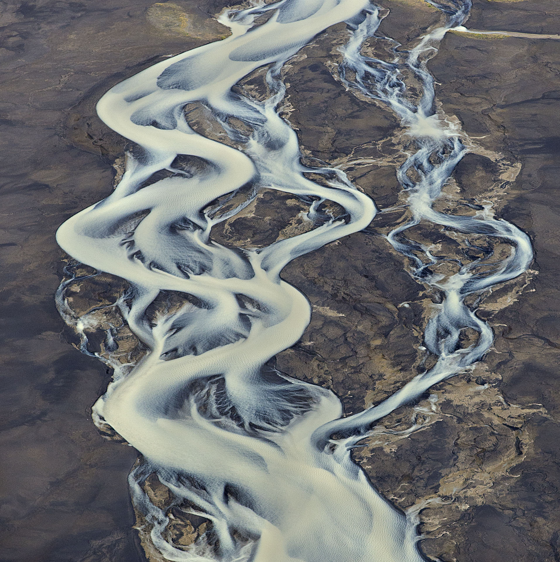 volcanic-river-iceland-andre-ermolaev-4.jpg