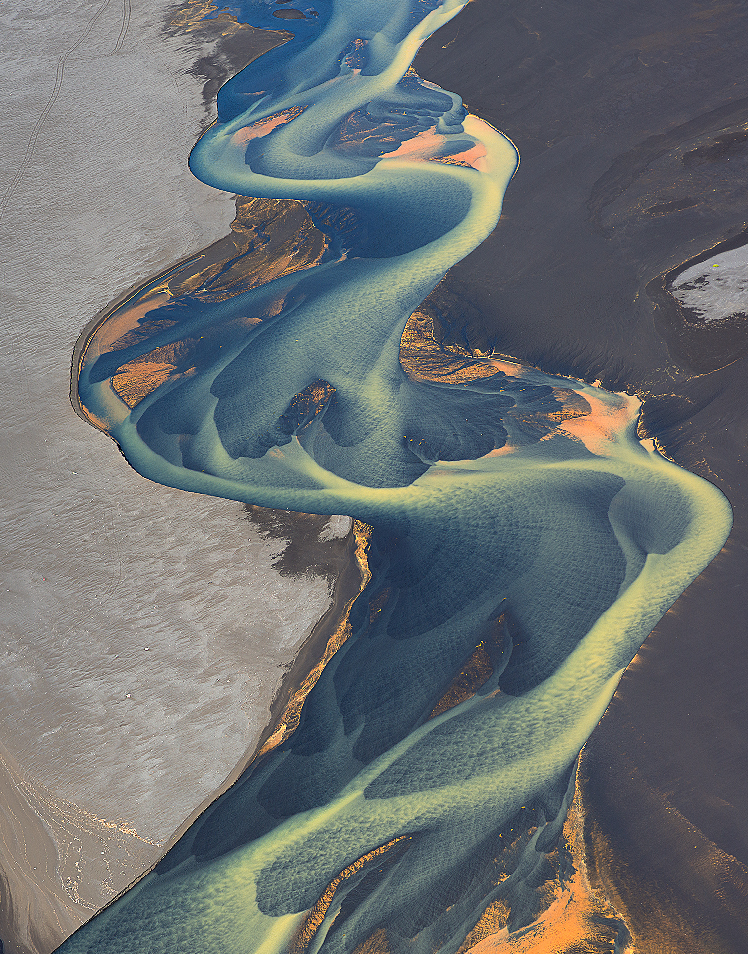 volcanic-river-iceland-andre-ermolaev-3.jpg