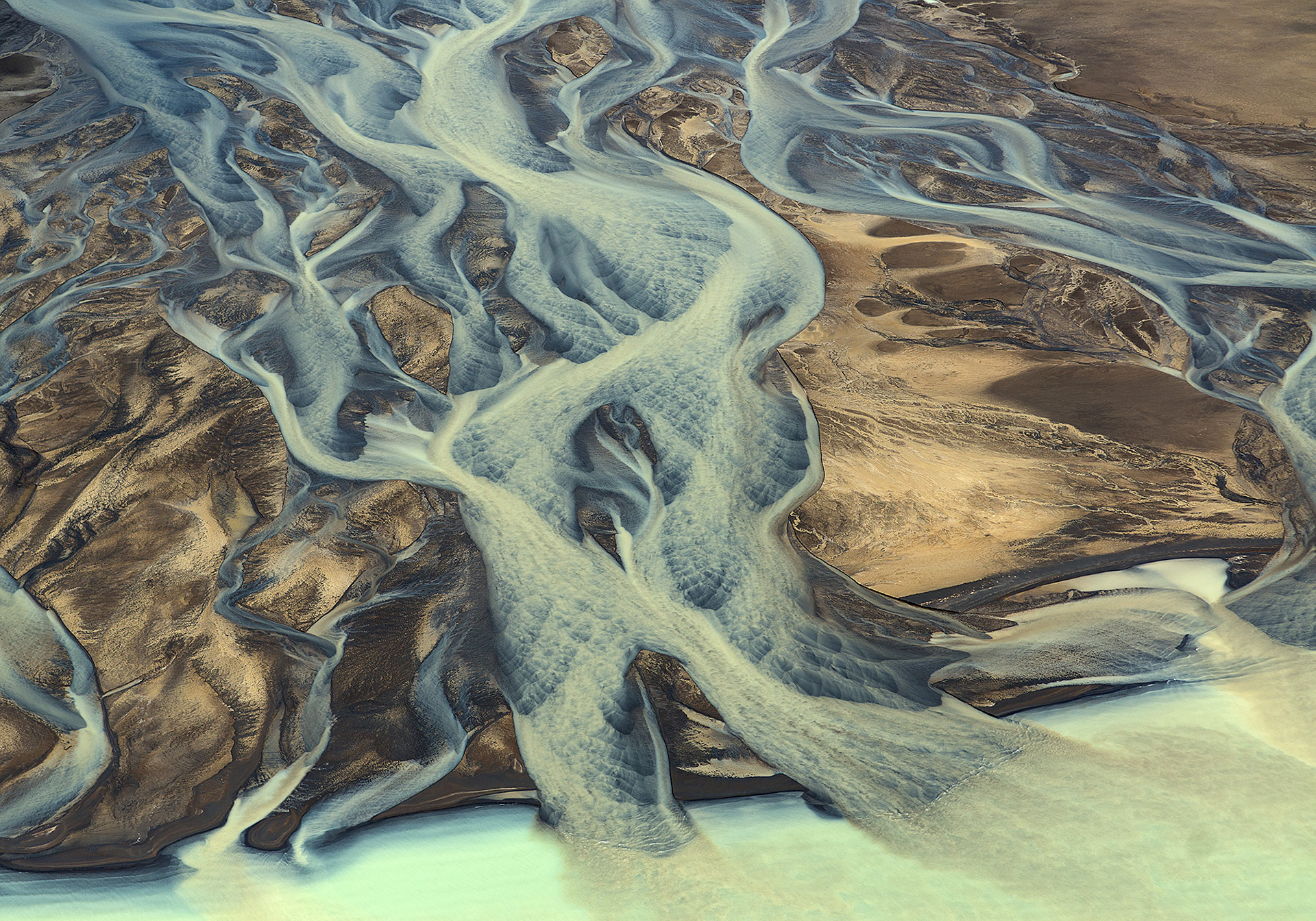 volcanic-river-iceland-andre-ermolaev-12.jpg