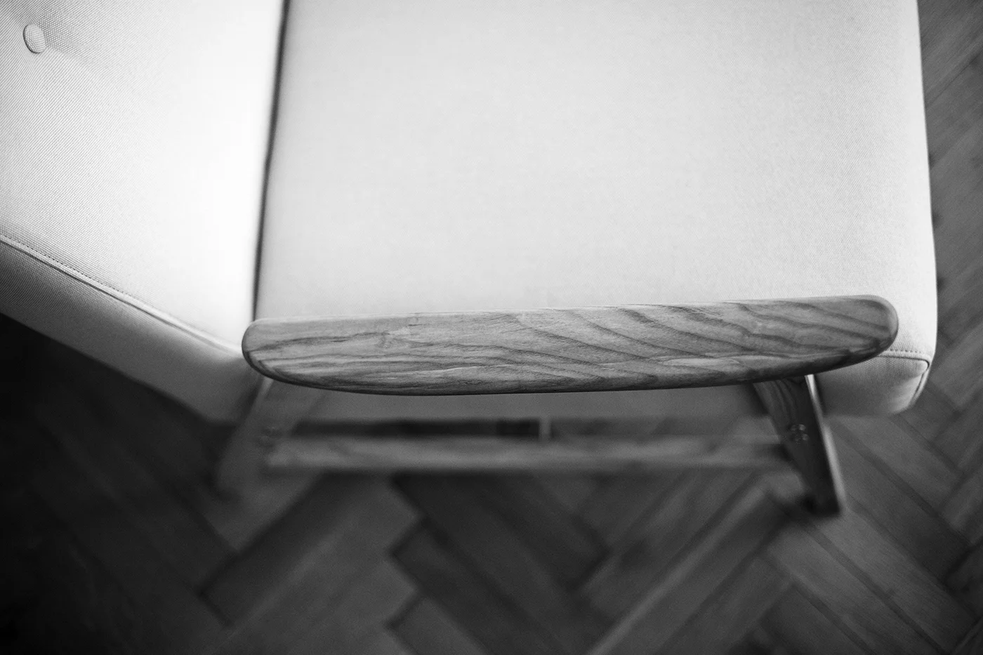 Lena armchair. Detail of ash wood.