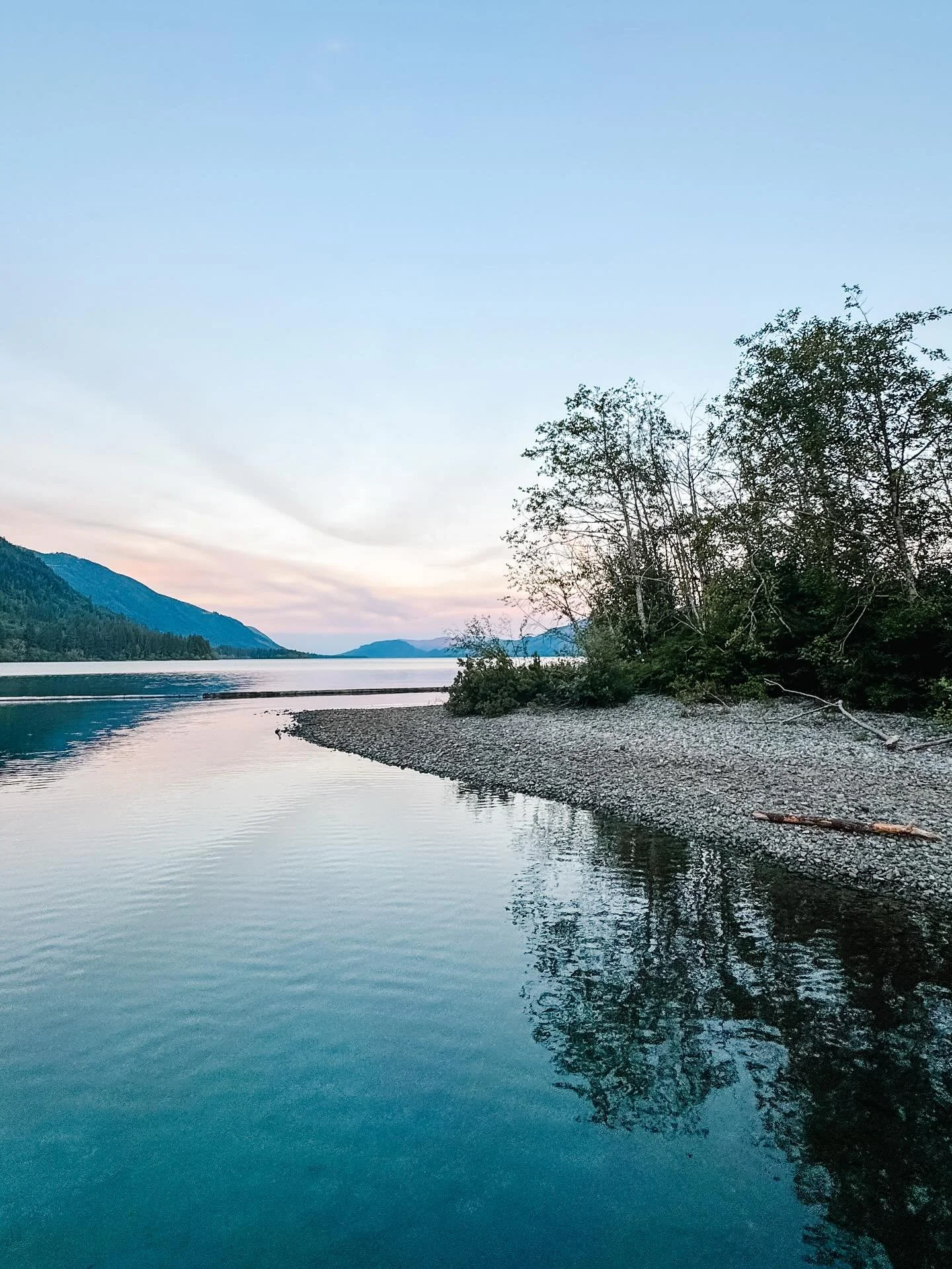 𝑩𝒆𝒂𝒖𝒕𝒊𝒇𝒖𝒍 𝑽𝒂𝒏𝒄𝒐𝒖𝒗𝒆𝒓 𝑰𝒔𝒍𝒂𝒏𝒅. 🌲🌊🏕️🎣
Our yearly trip to our family cabin for a big family jam reunion is always my fave week of the year. Love, peace, nature. All good things.  #somuchgratitude