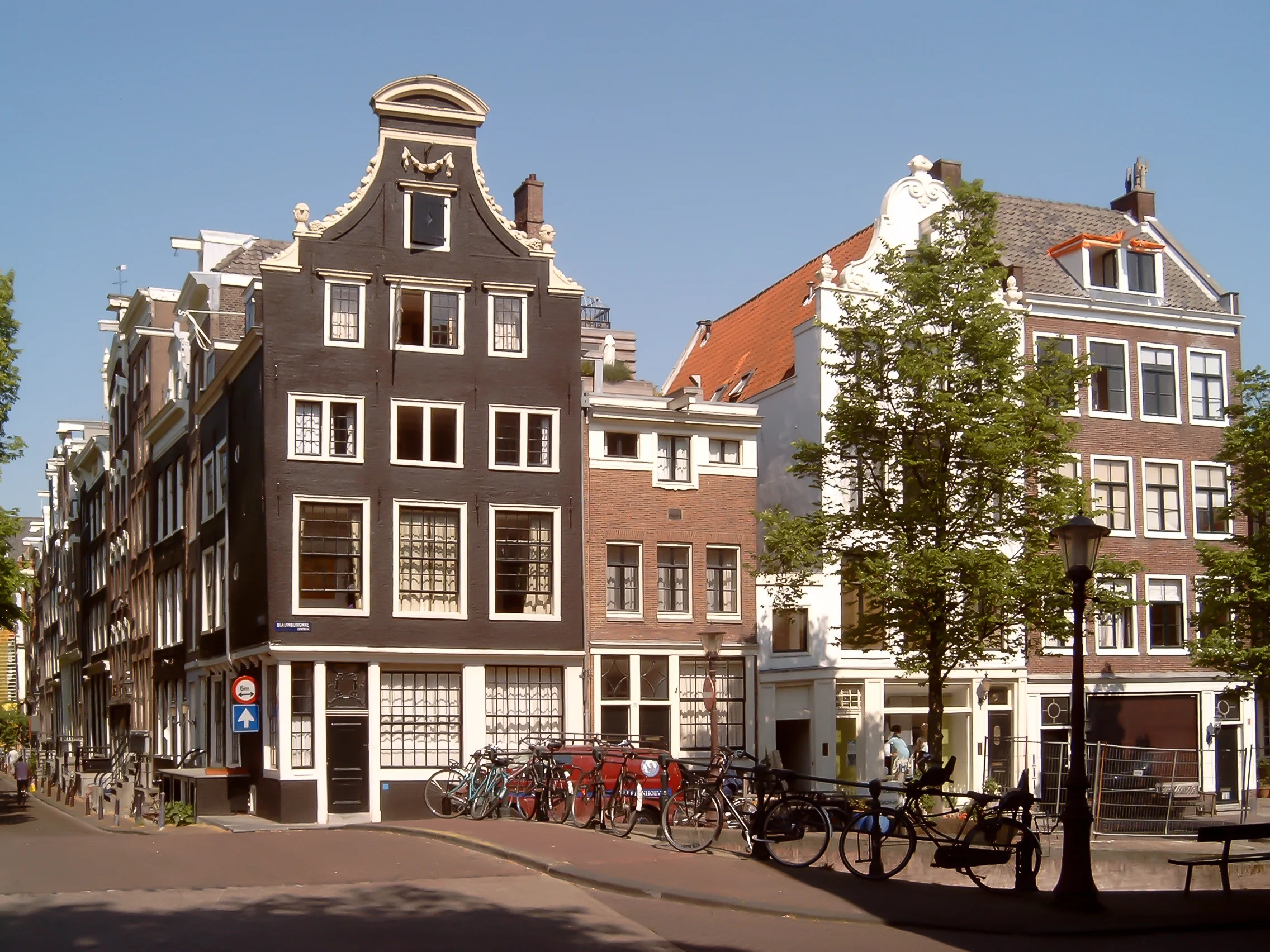Amsterdam,_Herengracht_buitenkant_bij_Brouwersgracht_grachtenpanden_foto1.JPG