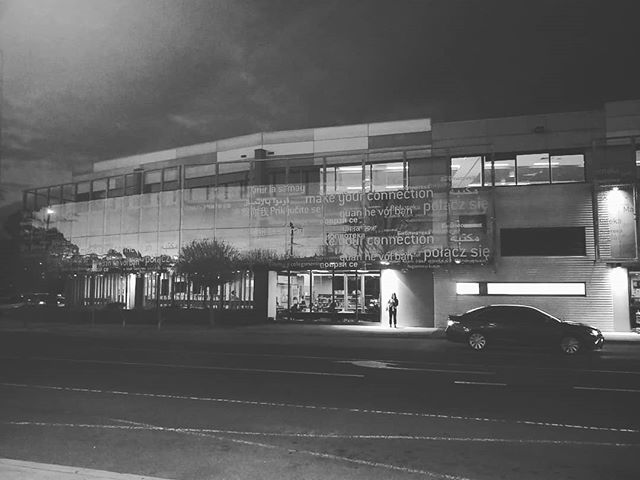 Never noticed the reflection in the #glass #facade on this building before until now!
#b&wphoto #blackandwhite #blackandwhitephotography