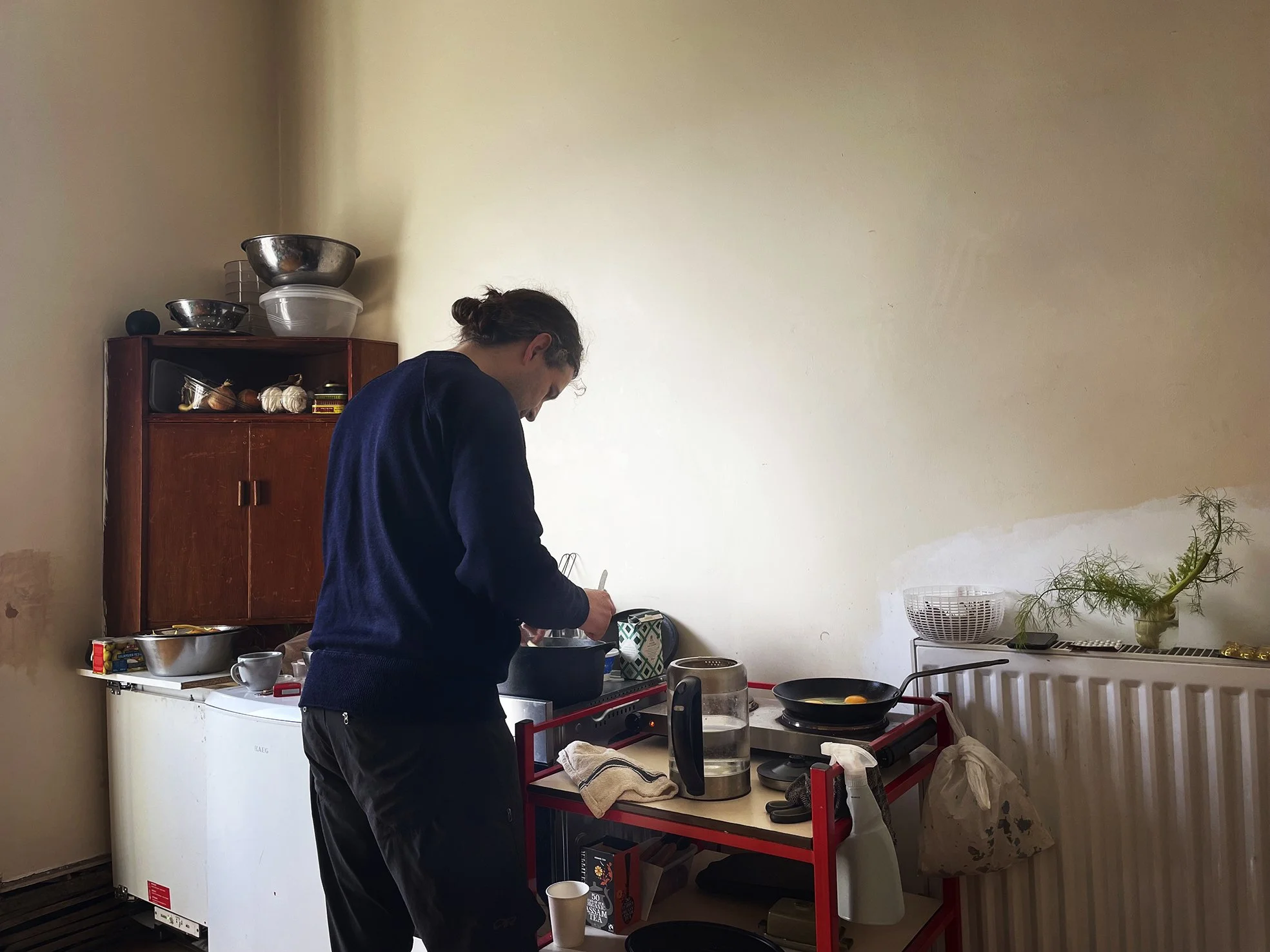 Man_cooking_2023_google.jpg