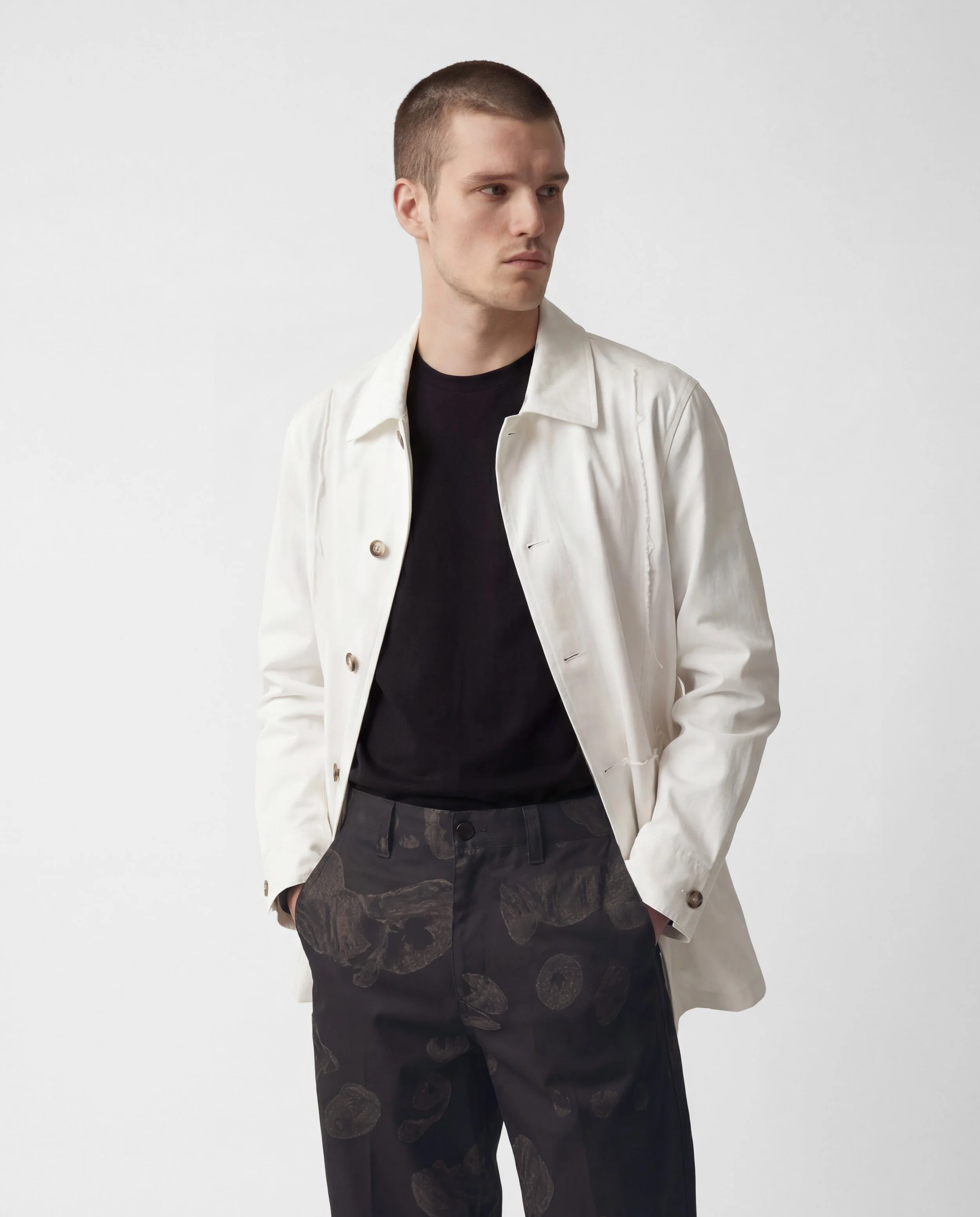 Rob wearing Lis und Anna grau hintergund.jpg