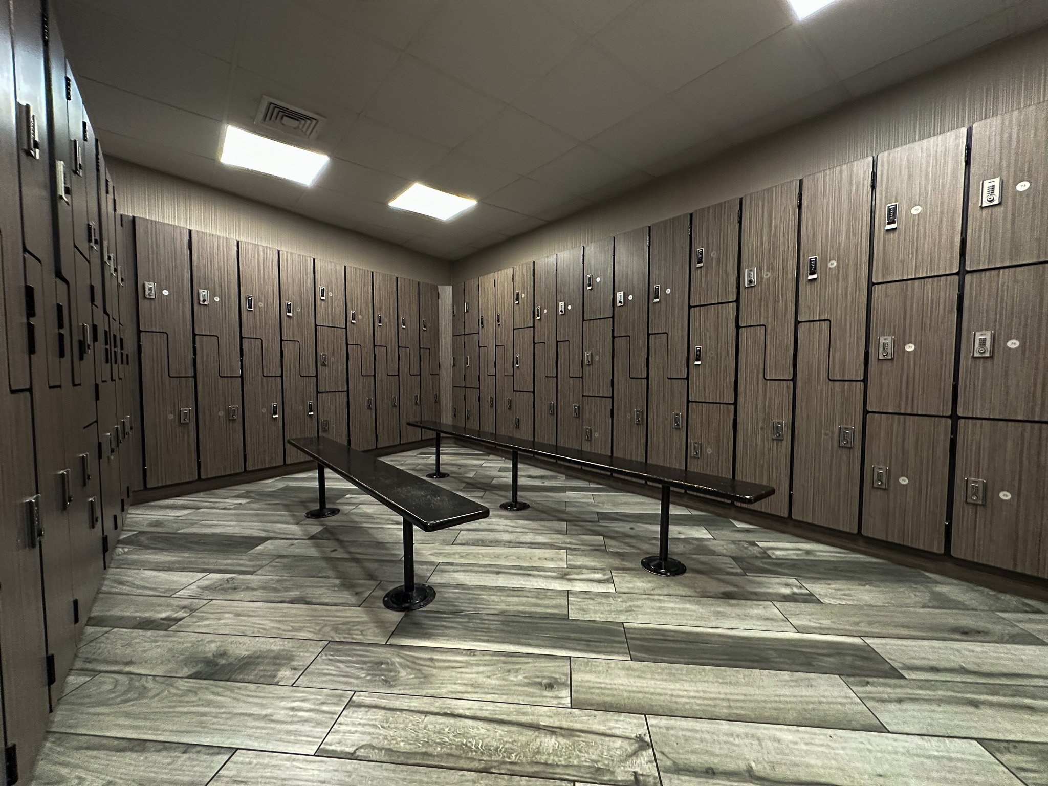 HARBOR FITNESS 92 WOMENS LOCKER ROOM