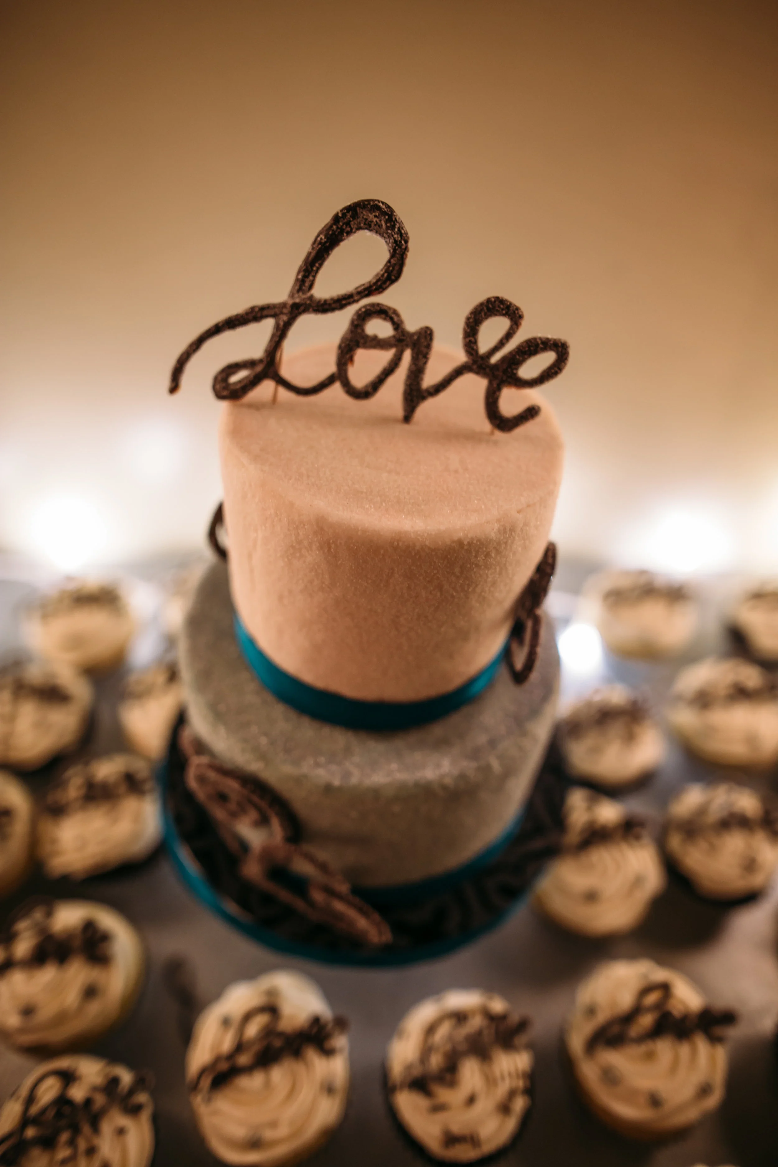 Tulip Baroo wedding Cake - Jennifer Georgette Photography 