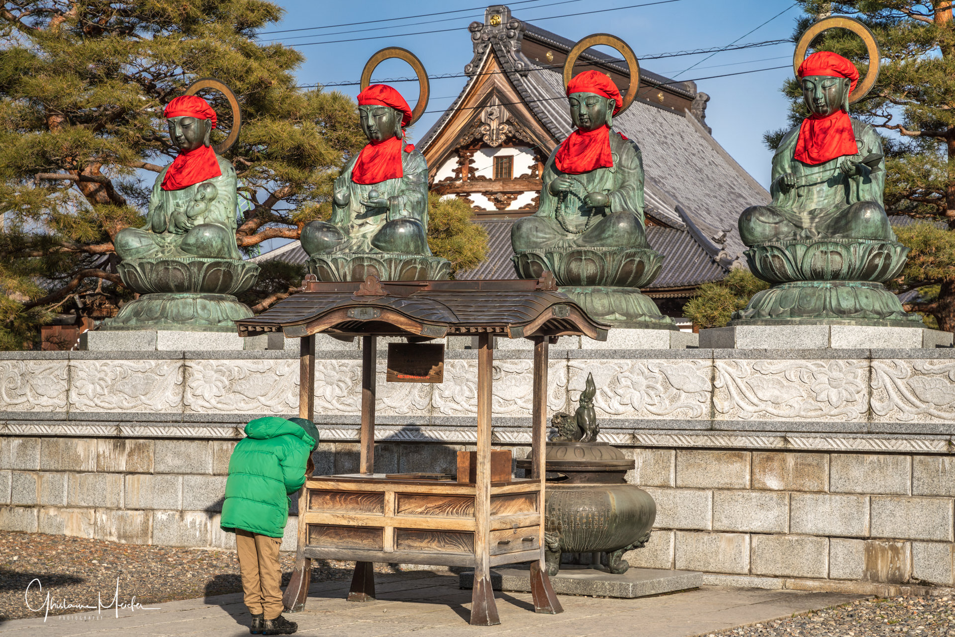 No Comment : au Japon, le nettoyage d'hiver des statues de Bouddha
