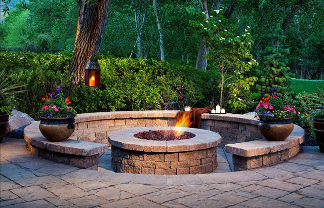 Belgard_IntimateFirePit_640x411_slideshow.jpg