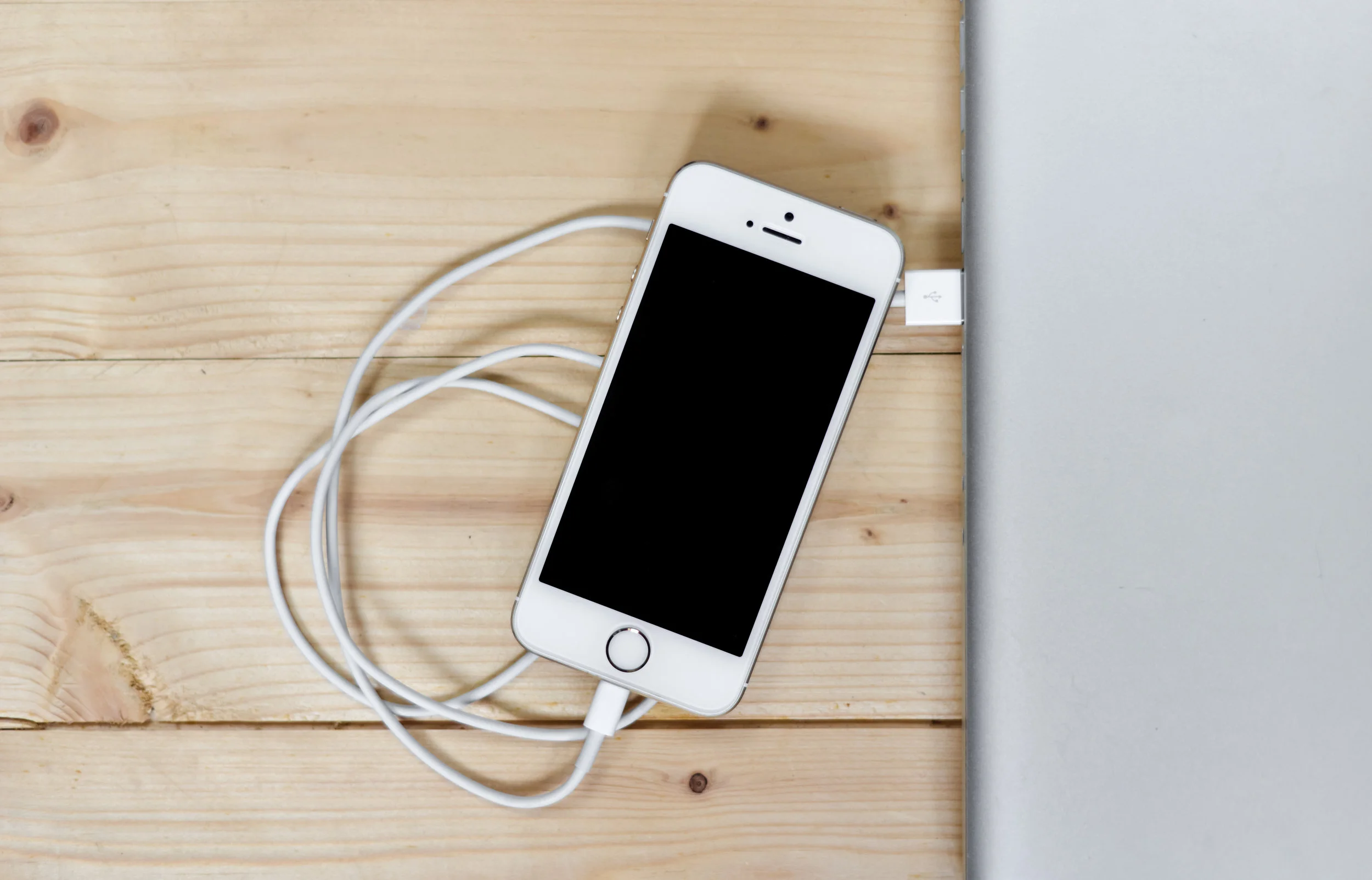 apple-iphone-smartphone-desk.jpg
