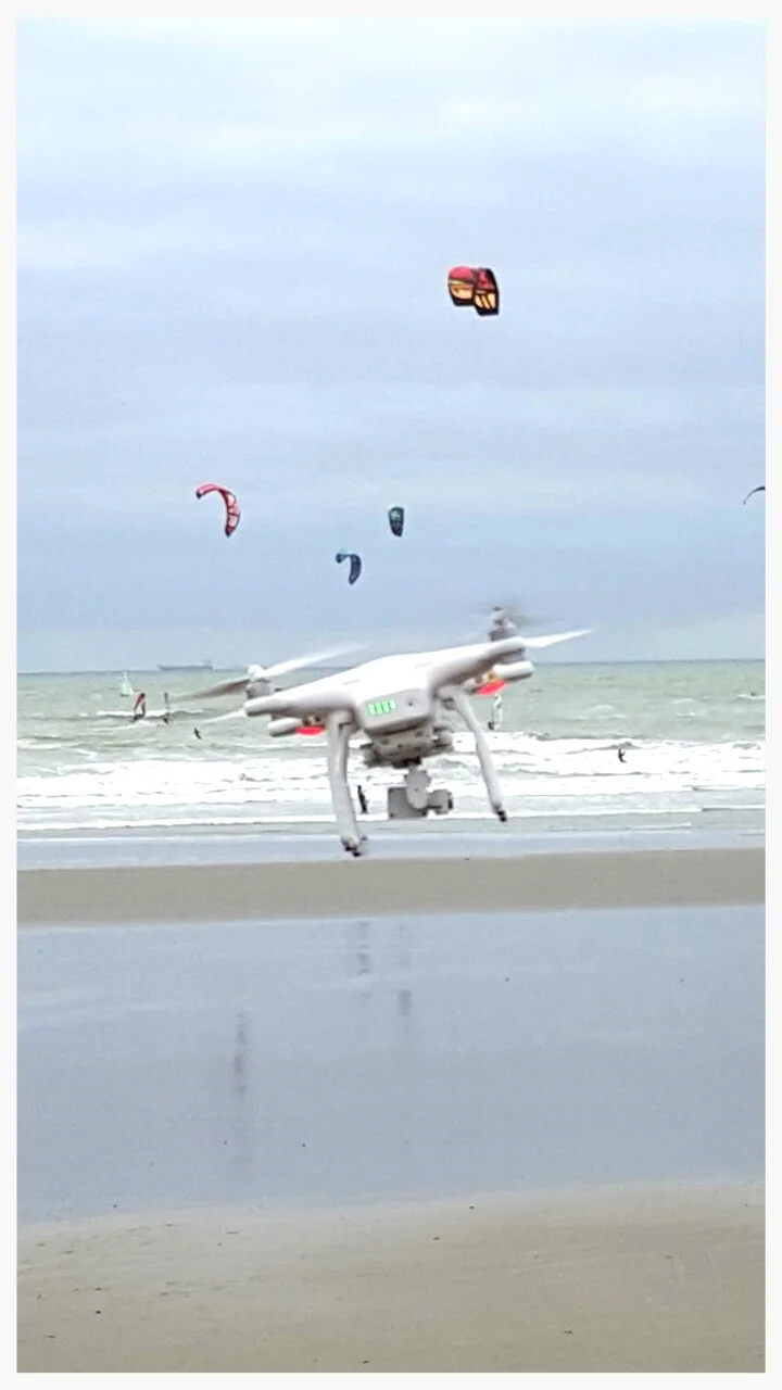  On voit ici le drone penché par la pression lié au vent, mais la caméra reste horizontale grâce à la nacelle. .