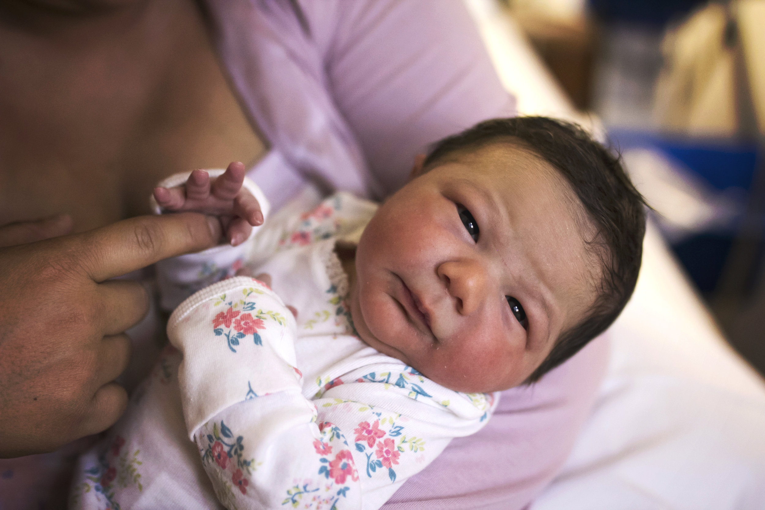 Eyes wide open | Orange County Fresh 48 Newborn Photographer