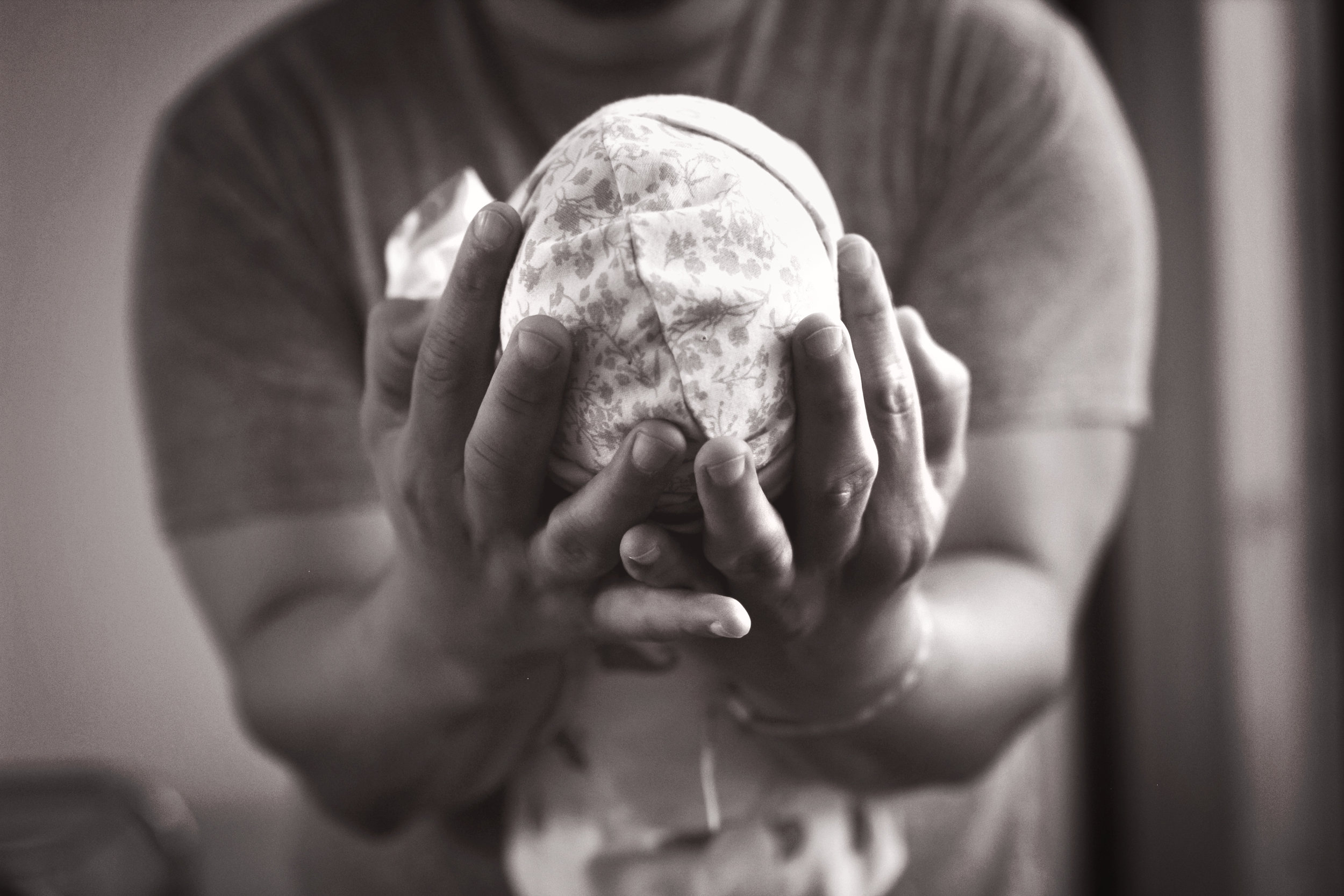 He's got the whole world in his hands | Orange County Newborn Photographer
