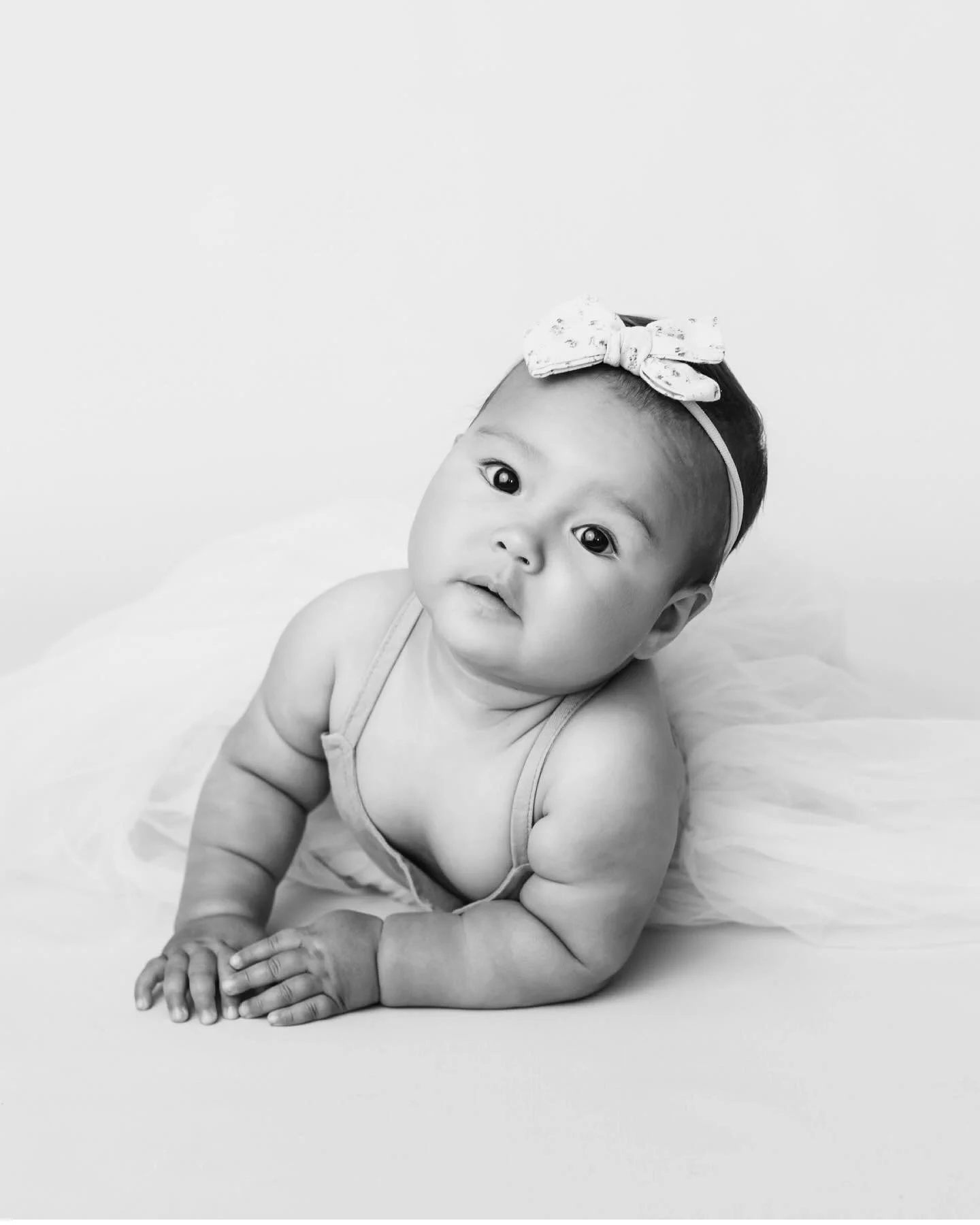 Gah! Isn&rsquo;t she the sweetest?! 

This age, anywhere from 6-9 months, is so 👏 much 👏 fun 👏 to photograph. 
I mean, of course all baby stages are scrumptious&hellip; but there is something about this stage&hellip;
where they light up and give t