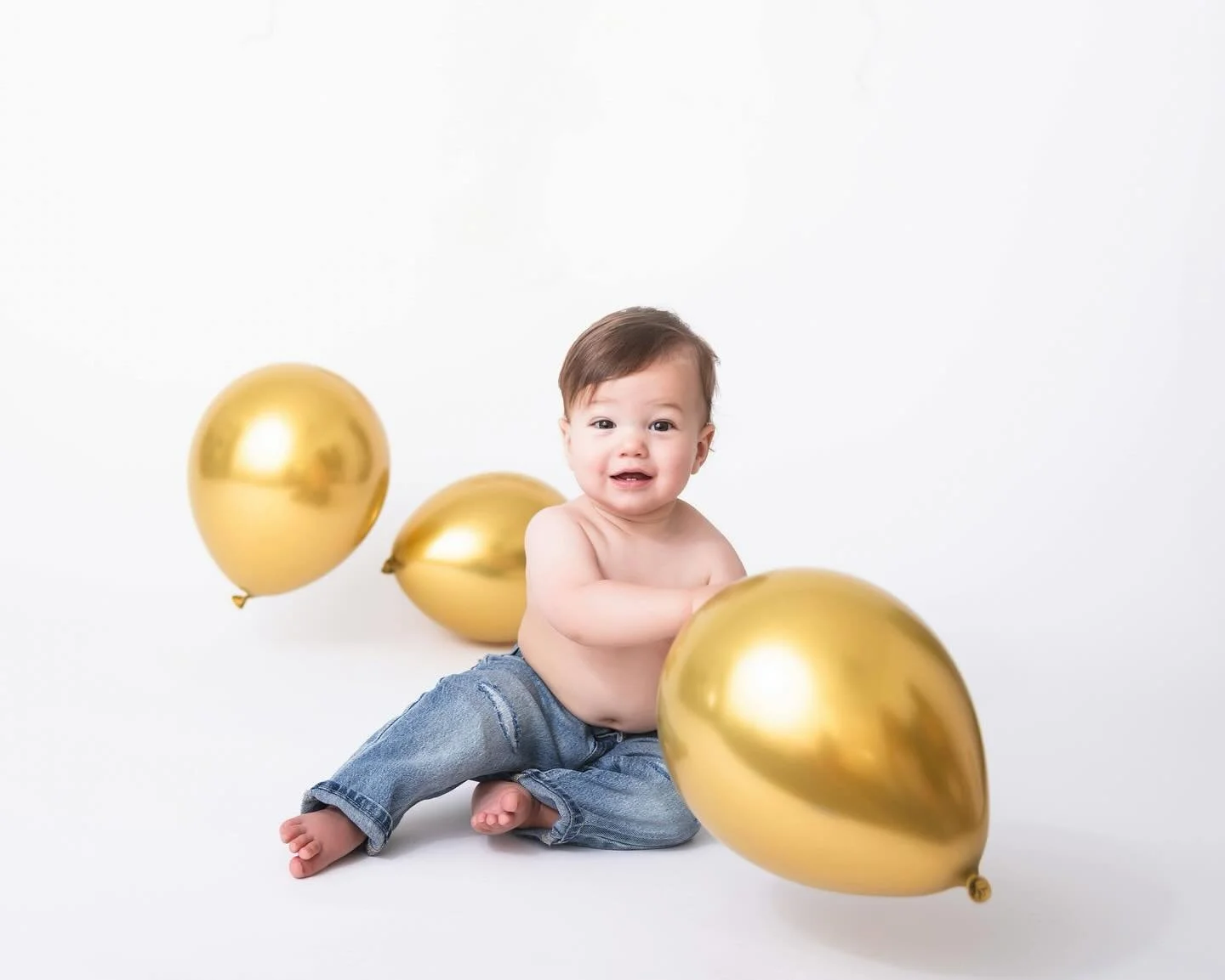 Cutie alert!

This guy was not into the cake, though you&rsquo;ll see we tried. But he did love the balloons and showing off that he can stand!

#firstbirthdayphotoshoot #firstbirthday #milestonesessions #babysfirstbirthday #missionviejomoms #mission