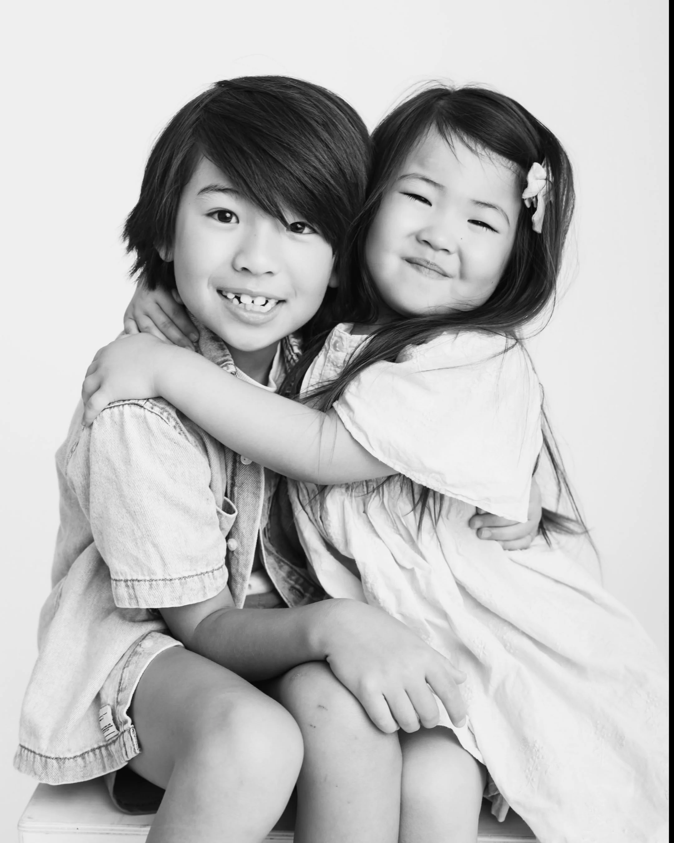 Happy Friday everyone! 
Here&rsquo;s a little bit of sibling love, sass and silliness to brighten your day. Cuties!!

#siblings
#missionviejostudiophotographer 
#southocstudiophotographer 
#missionviejofamilyphotographer 
#orangecountychildphotograph