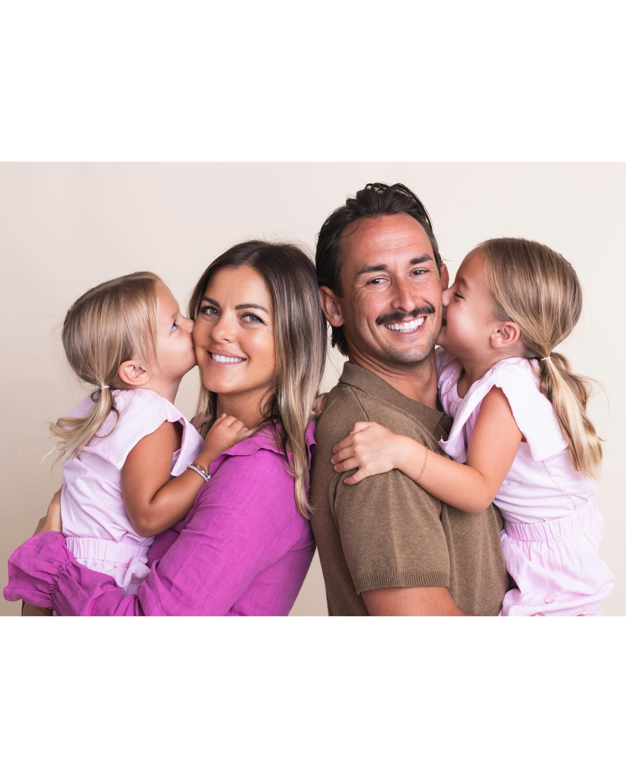 Think studio family photos are overly posed, stiff or awkward? Not gonna lie, I thought the same thing for a long time. 
But the truth is, we can bring the same fun and relaxed outdoor family session feeling right inside. 
And I&rsquo;m absolutely lo