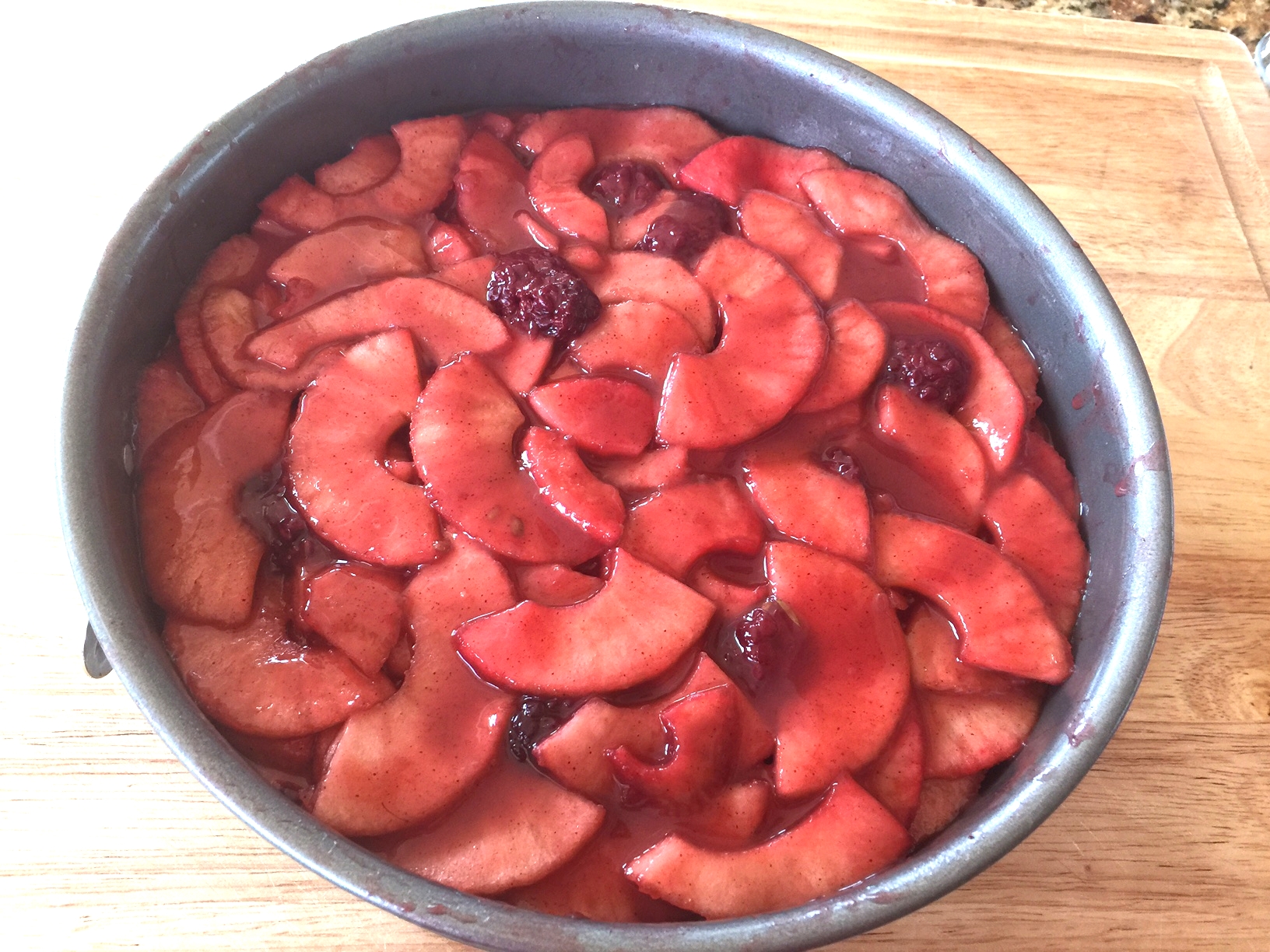 Apples and blackberries layered in the pan