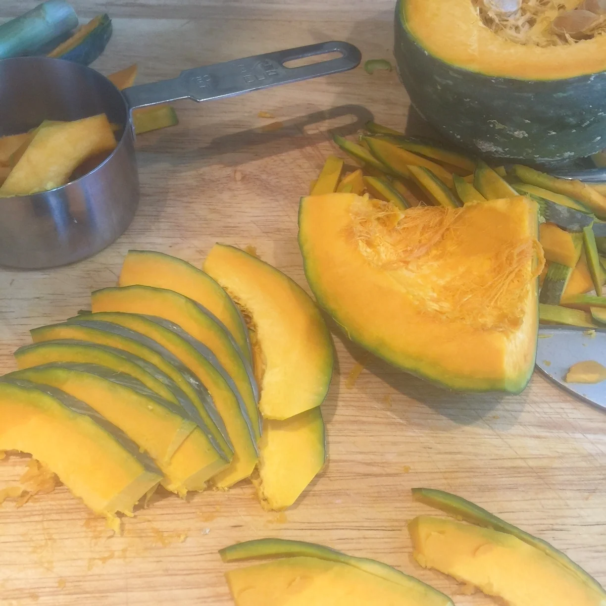 2. Thinly slice kabocha and cut off peel. 