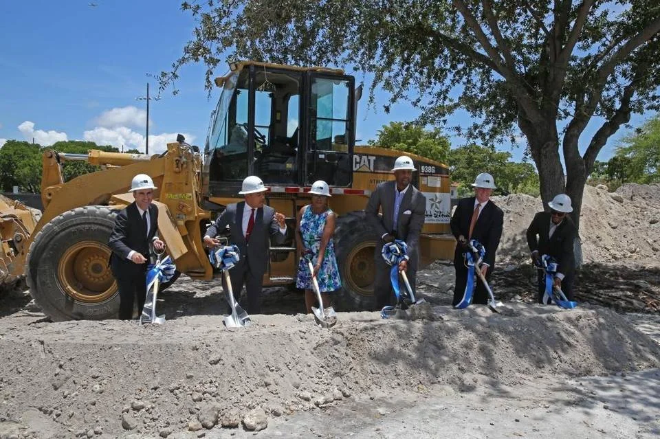 Oficiales de gobierno inauguran un proyecto de vivienda asequible en Overtown en el 2015. De izquierda a derecha: Matthew Rieger, Presidente del Housing Trust Group; Comisionado de Miami, Keon Hardemon; Comisionado de Miami-Dade, Audrey Edmonson; Alonzo Mourning; Randy Rieger, y Clarence Woods, Director Ejecutivo de Miami Community Redevelopment Agency. Fotografía: WALTER MICHOT (Miami Herald)