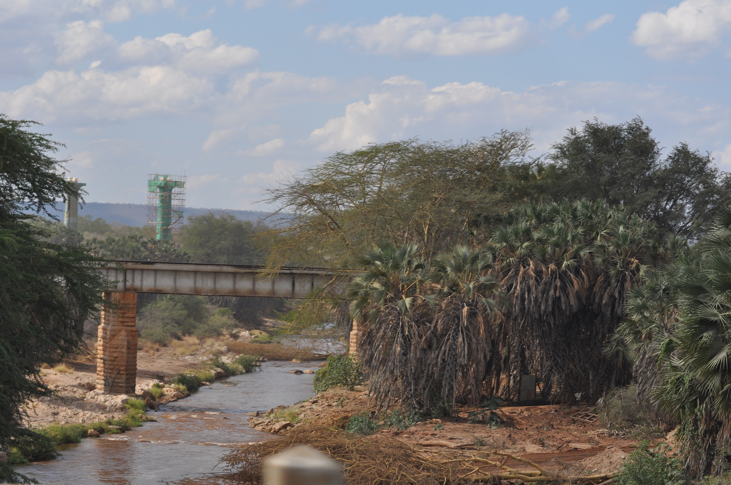 Old and new railway bridge.JPG
