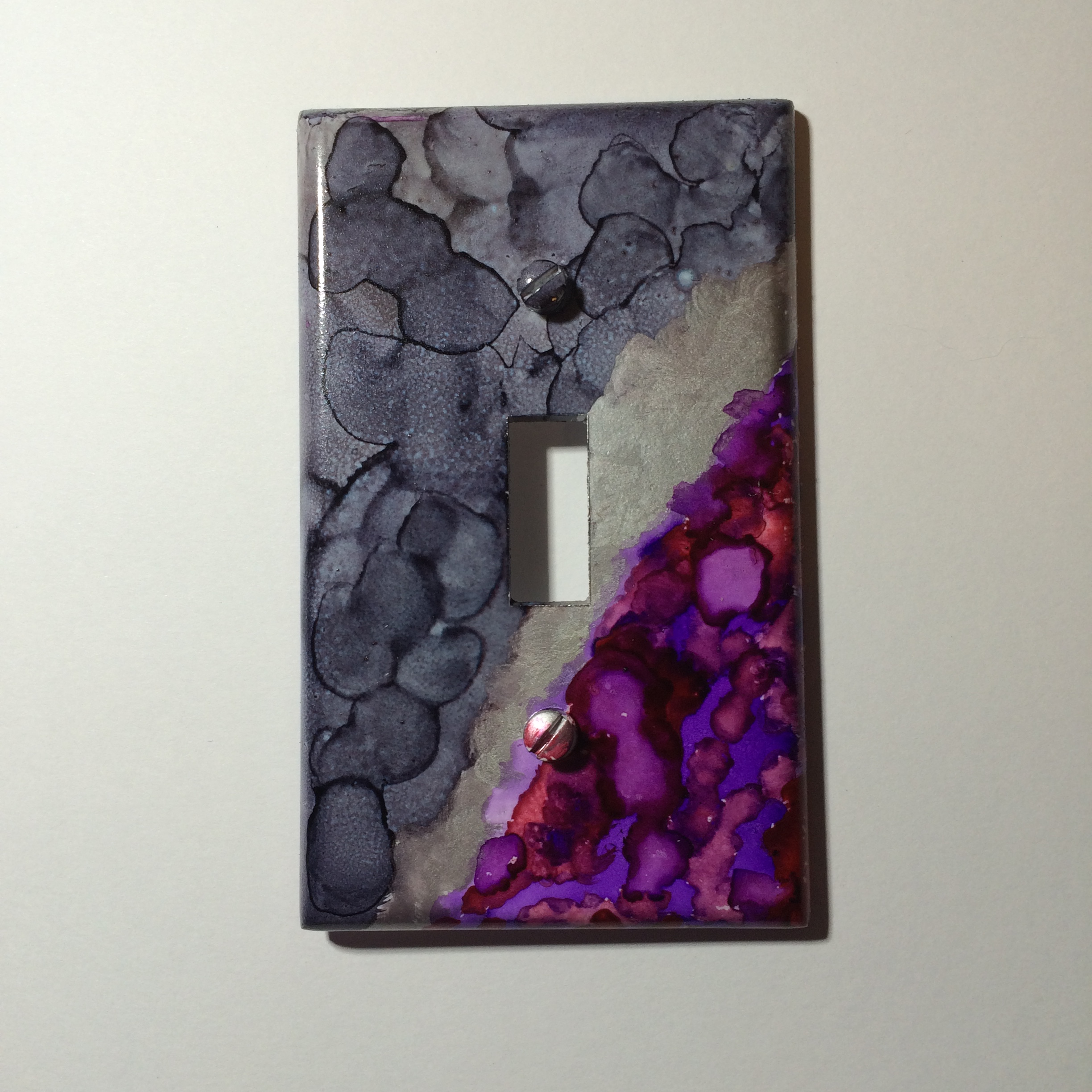 Multi-colored single switch cover plate