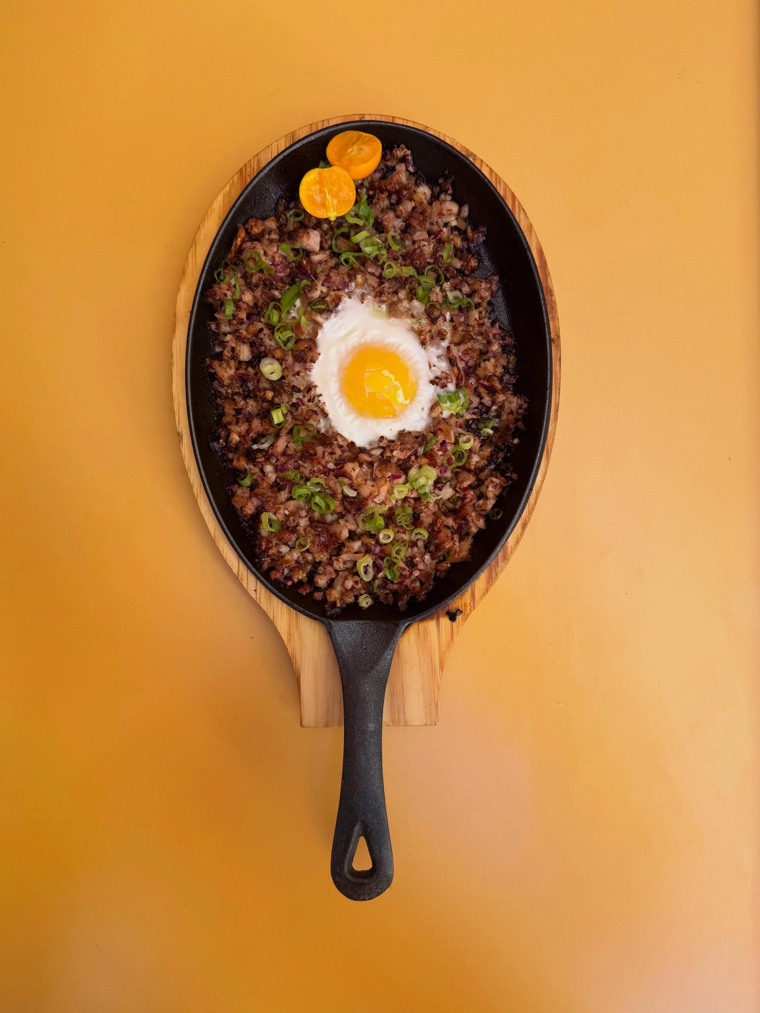 Our special for Snacks Tracks tonight 🪅 &thinsp;
SIZZIN&rsquo; LECHON SISIG &thinsp;
suckling pig &amp; pork belly ~ red onion ~ egg ~ chili ~ tita&rsquo;s calamansi &thinsp;
serving for tonight only!! catch us for our last snacks tracks of the mont