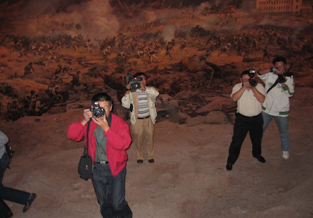   Storming Jinzhou  panorama platform with photojournalists in the 3D terrain, 2005  photo credit: Sara Velas 