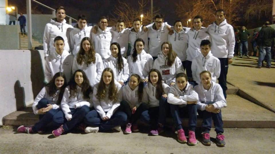 La selección de nadadores riojanos junto a sus entrenadores.