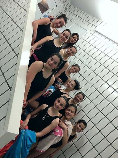 Las nadadoras riojanas junto a una de sus entrenadoras, Paula Mateo.