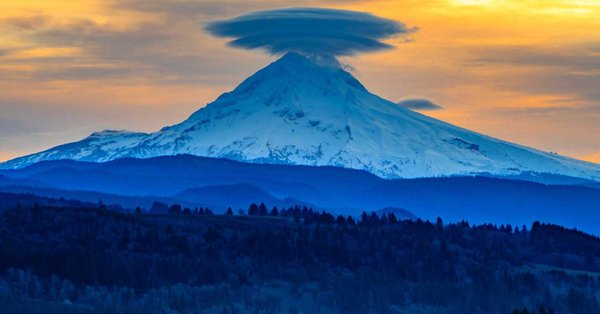 "UFO" cloud lands on Mount Hood, Oregon