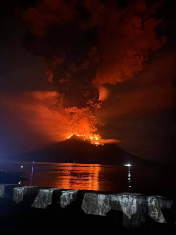 Volcanic eruption in Indonesia (April 17th, 2024)