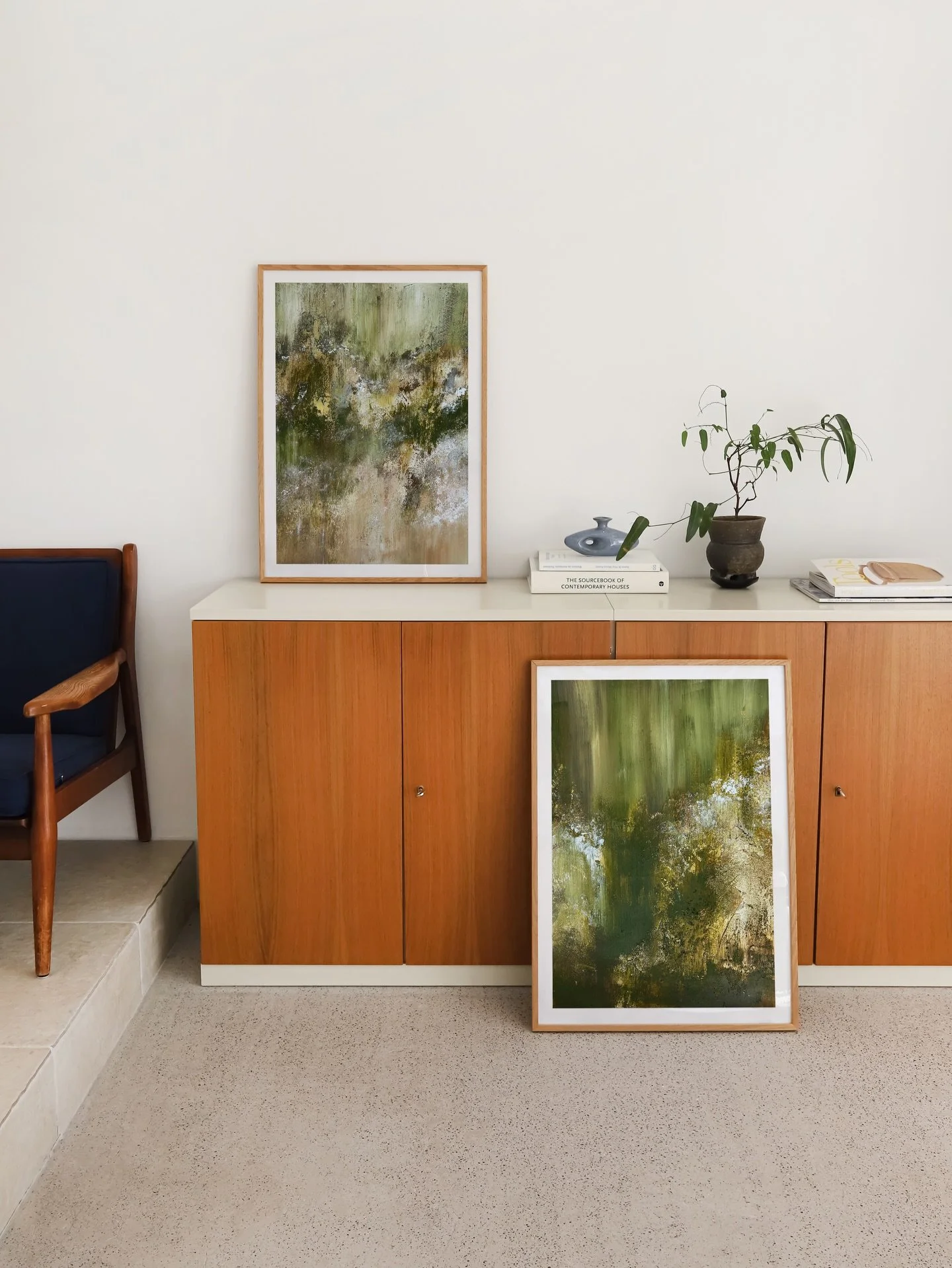 Why choose green? 🖼️ 🌱

1. It brings calm and balance
Green is one of the most soothing colours for the eye. It naturally creates a sense of calm and helps a space feel more relaxed and restorative.

2. It connects your home to nature
Even in the m