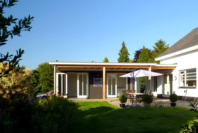 moderne-veranda-aan-buitenkeuken-tuinkamer-uitbouw-architect-breda.JPG