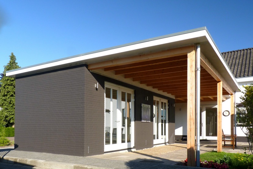 bijgebouw-buitenkamer-tuinkamer-met-veranda-aanbouw-hout.JPG