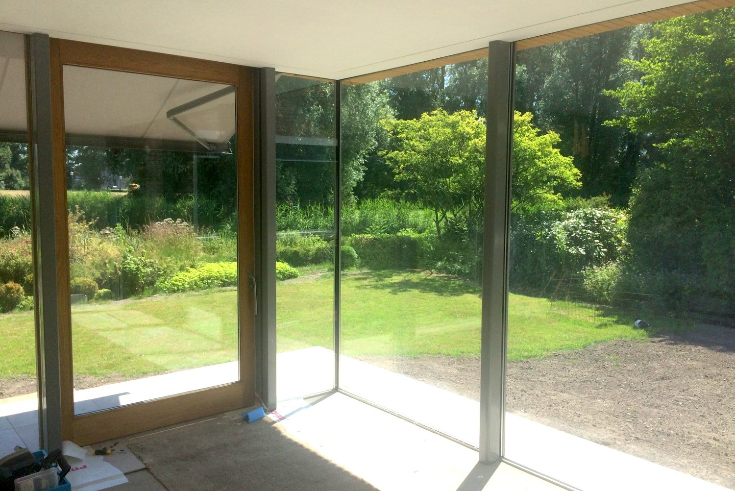 4-open-uitzicht-door-glazen-hoekraam-van-uitbouw-staal-glas-en-hout.JPG