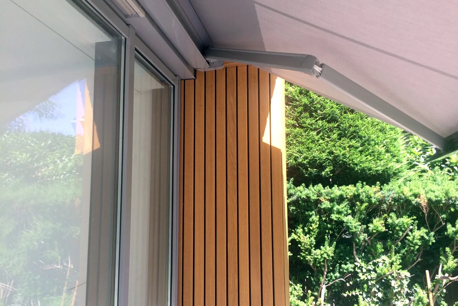 8-naturel-hout-strakke-aanbouw-aluminium-ramen-met-knikarmscherm.JPG