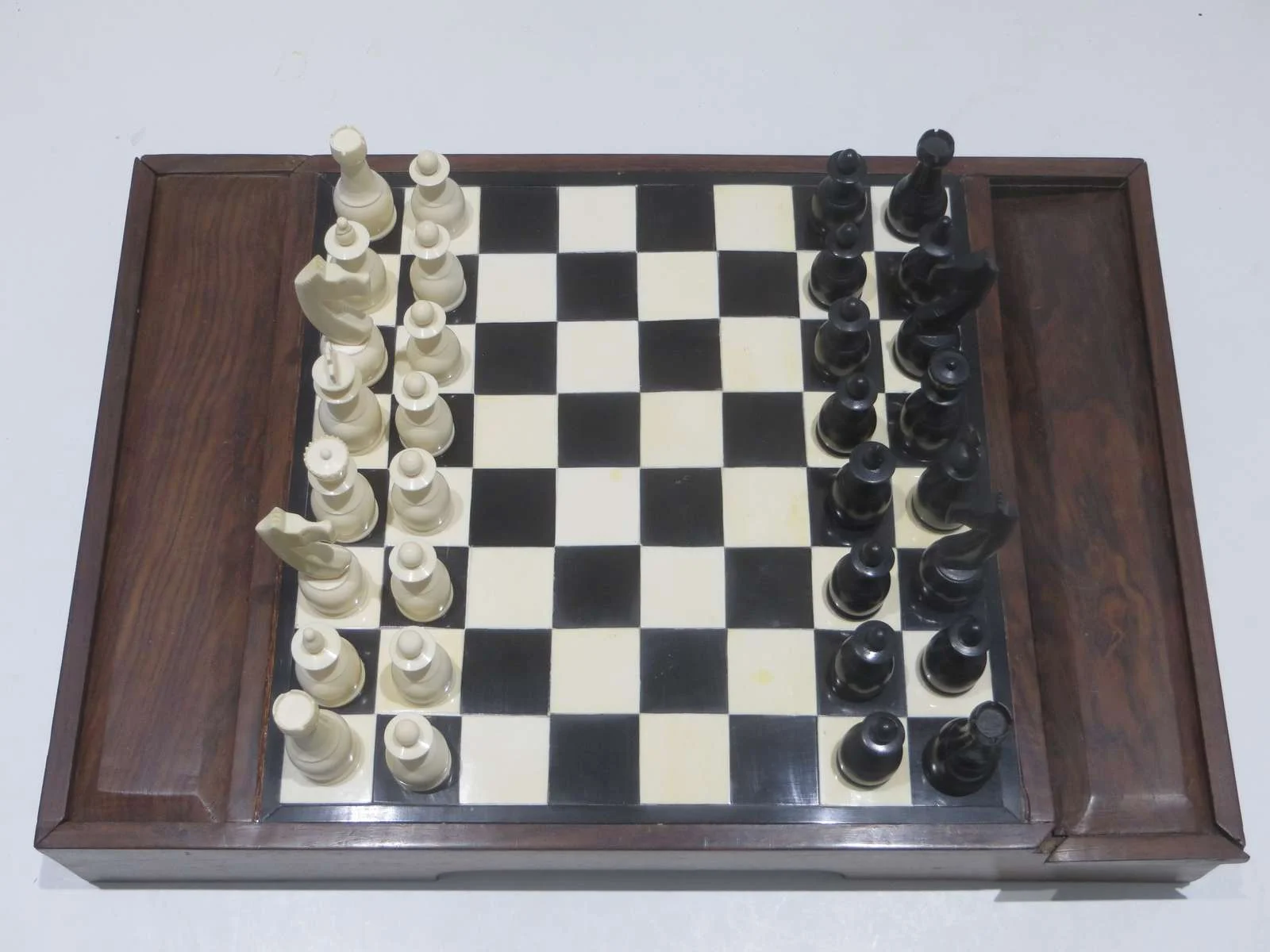 Jeu d'échecs en ébène et ivoire
