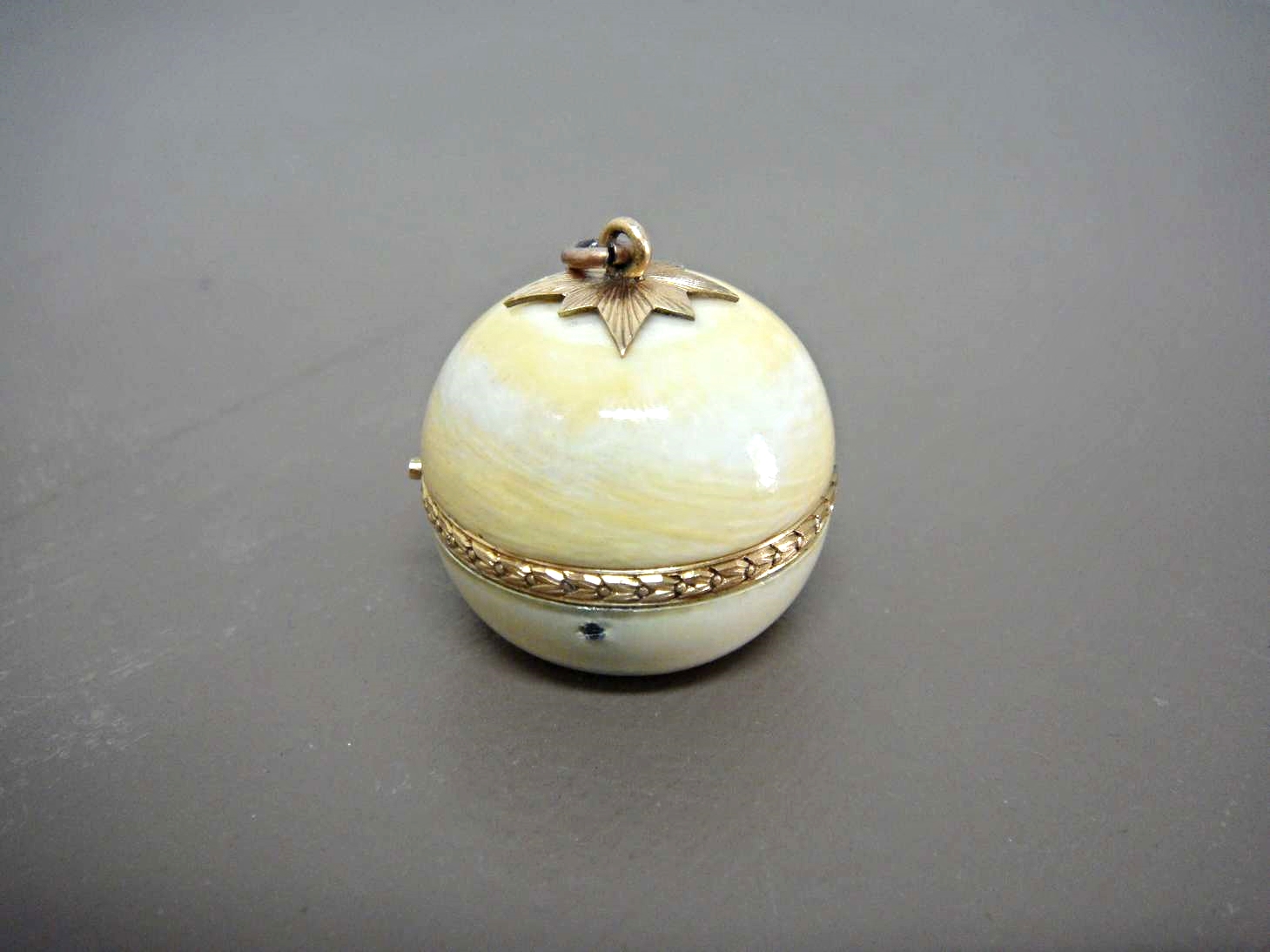 Montre "Boule de Genève", une merveille de miniature