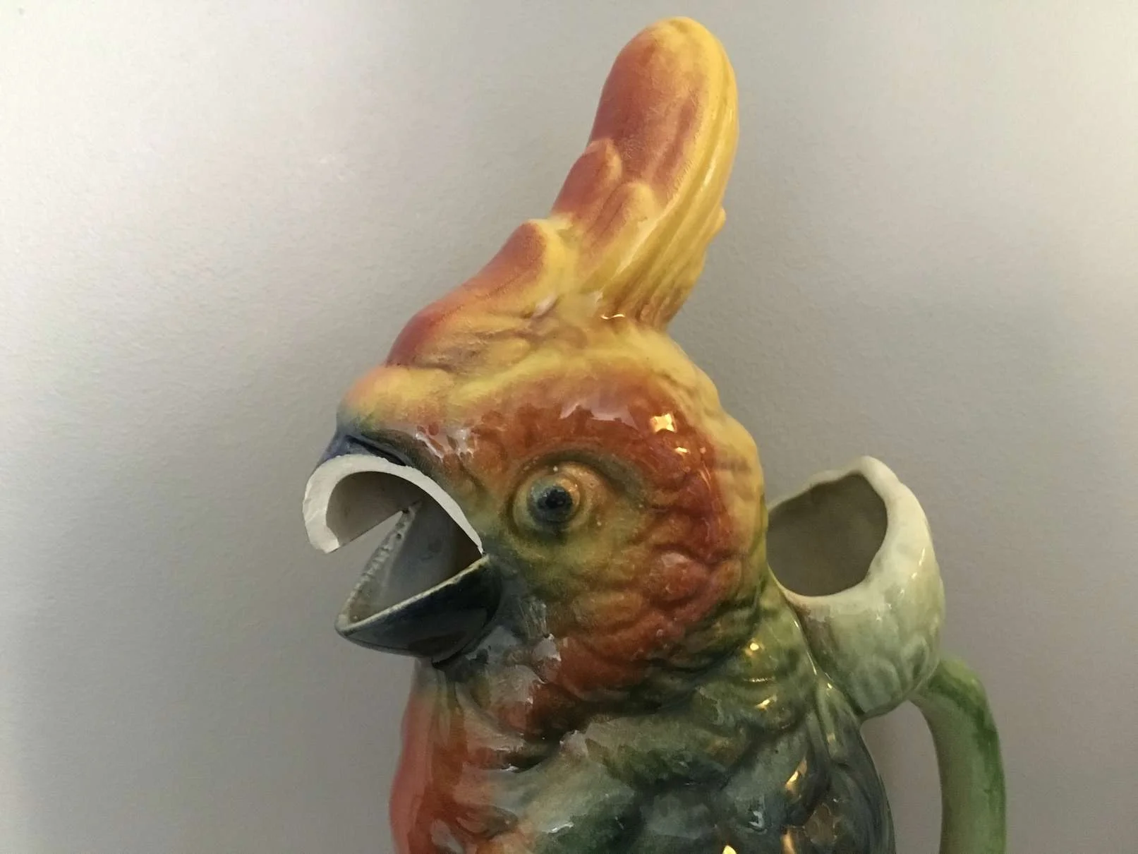 pichet-barbotine-faience-ceramique-perroquet-saint-clemen-sarreguemines-luneville-art-ancien-restauration-restaurarte-email-glaçure.jpg