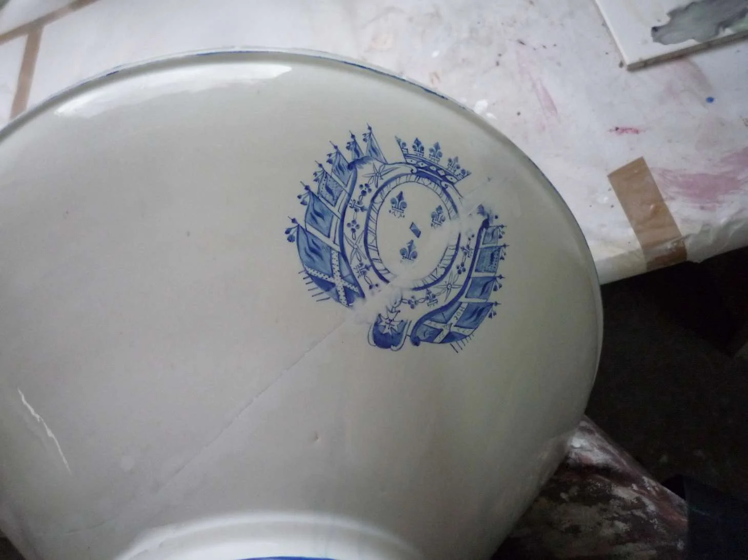 porcelaine-chantilly-bassine-blanche-cuisine-restauration-ateliers-restaurarte-art-invisible-comblement-poncage-peinture-ceramique.jpg