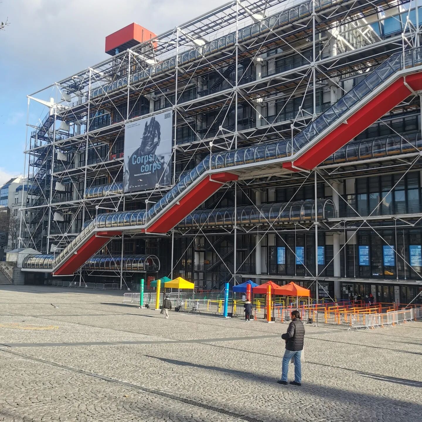 Centre Pompidou, Paris.
Avoir Beaubourg pour soi... ou presque et travailler sur une &oelig;uvre de Tarik Kiswanson, prix Marcel Duchamp 2023.
&quot;The accident&quot;, r&eacute;sine, stylo et encre. Effacement des rayures par polissage. 
.
.
#restau