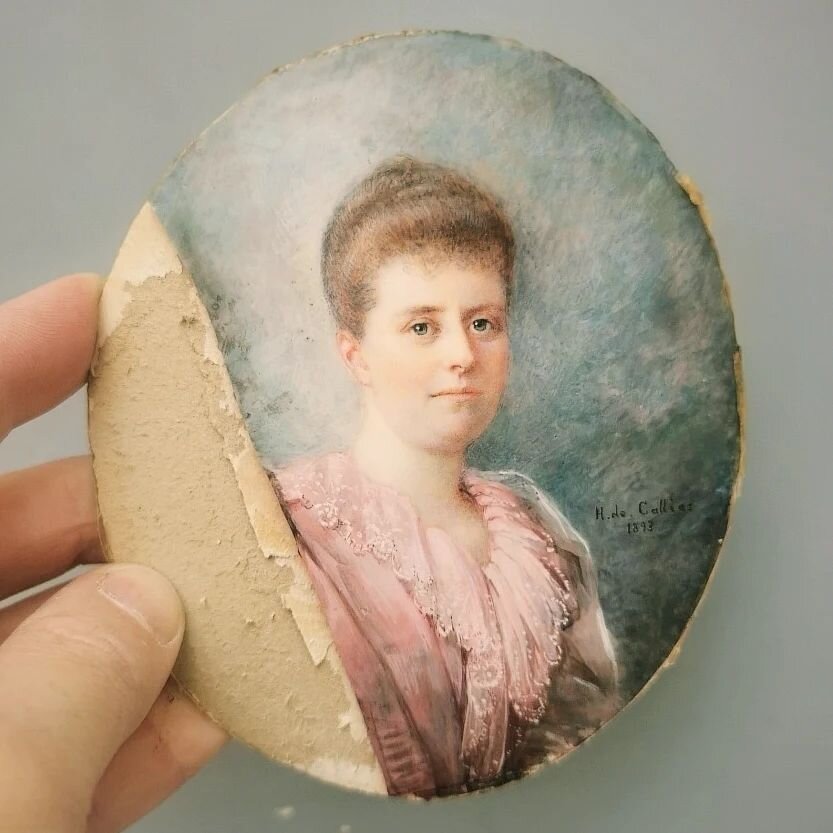 Portrait miniature sur ivoire ex&eacute;cut&eacute;e par Horace de Callias en 1893.
Horace de Callias (1847-1924) &eacute;tait un peintre parisien dipl&ocirc;m&eacute; de l'&eacute;cole nationale sup&eacute;rieure des Beaux Arts de Paris et &agrave; 