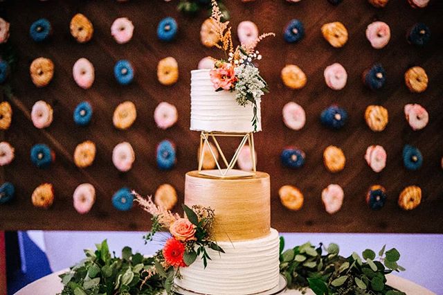 It's Monday and cake (and donuts!) can make that better. 
#weddingcake#tieredweddingcake#donutwall#weddingcakeflowers#oregonwedding#oregonbride#bendbridalguide#wedventuremag#centraloregonwedding#prinevillewedding#bendweddingplanner#metalliccake#foxta