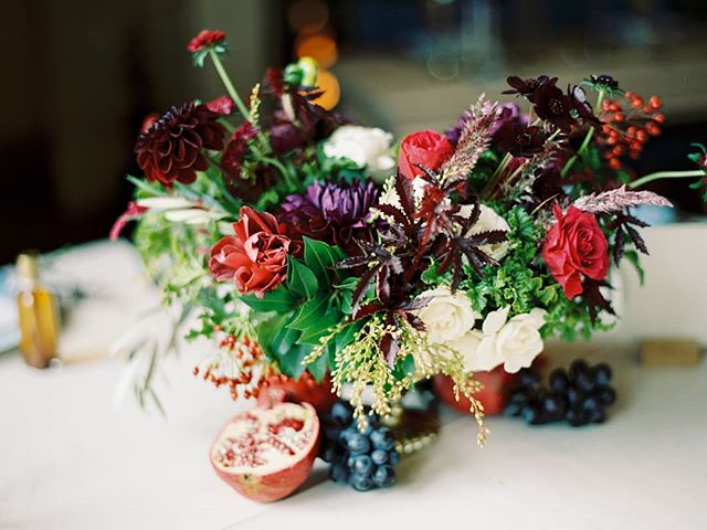 Anyone else just obsessed with fruit as decor or part of a floral arrangement? It has unique texture and colors that can complement florals so well. We're excited to incorporate more into some of our weddings this year!! Florals: @heirloomfloral
Phot