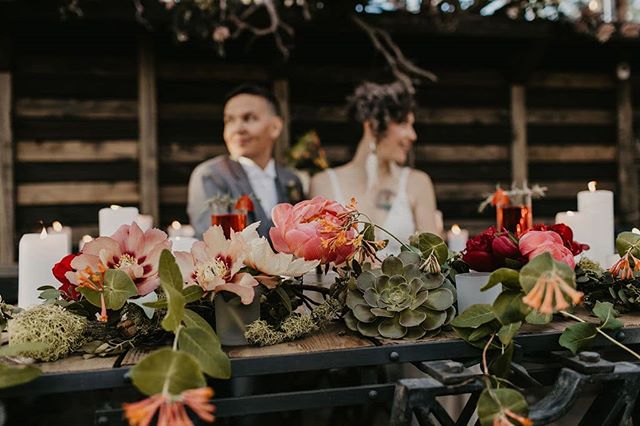 I love a good sweetheart table! Especially when the couple gets to canoodle behind an array of foraged florals from the florists own garden!

Photographer: @juliadukephoto 
Florals/Venue: @chasing_flowers_bend 
Dress: @thebespokebride @wilderlybride 