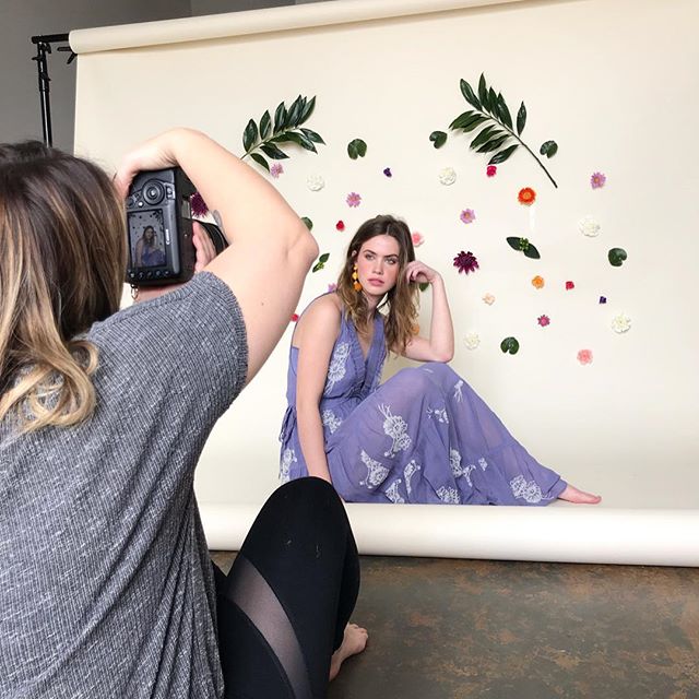 BTS from what looks like it will be my last shoot before 👶🏻 arrives 🌸🌿 Had a blast with @swakphotography  and @sophie.l from @eyemgmt | HMU: me🤰🏻 I&rsquo;ll still be around to answer emails, skincare and makeup questions, but replies could be o