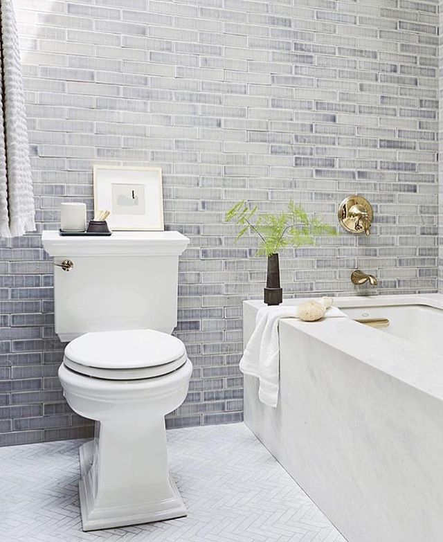 Give your bathroom something a little extra with a full ceiling to floor wall of tile. Loving this bathroom from @em_henderson.